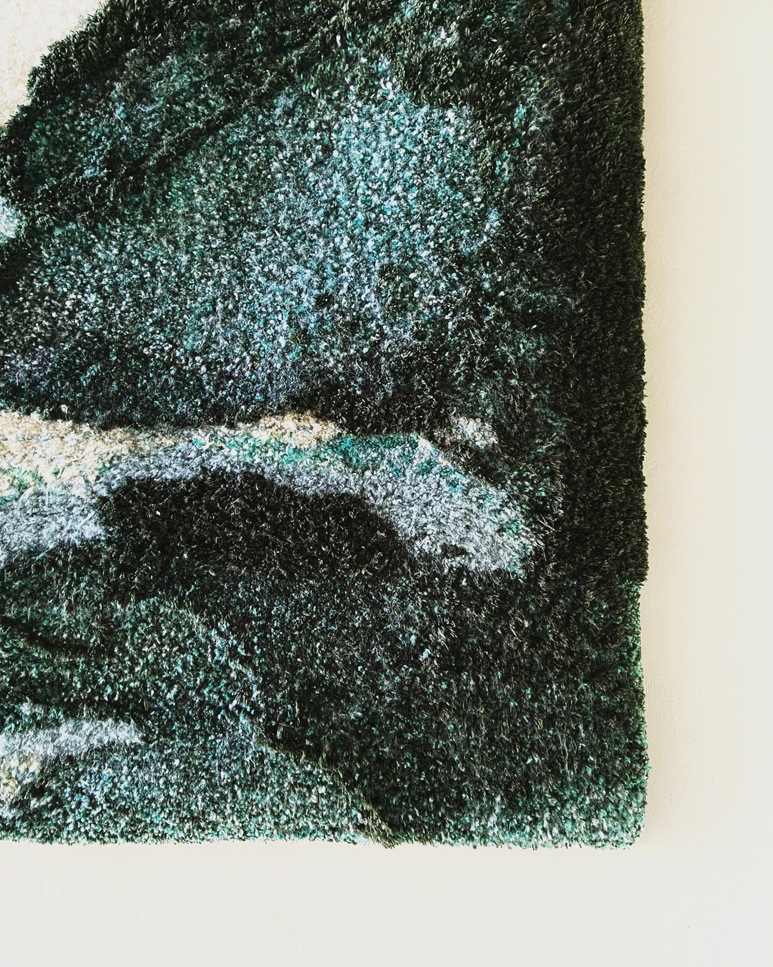 close up od handtufted green aquarel tapestry